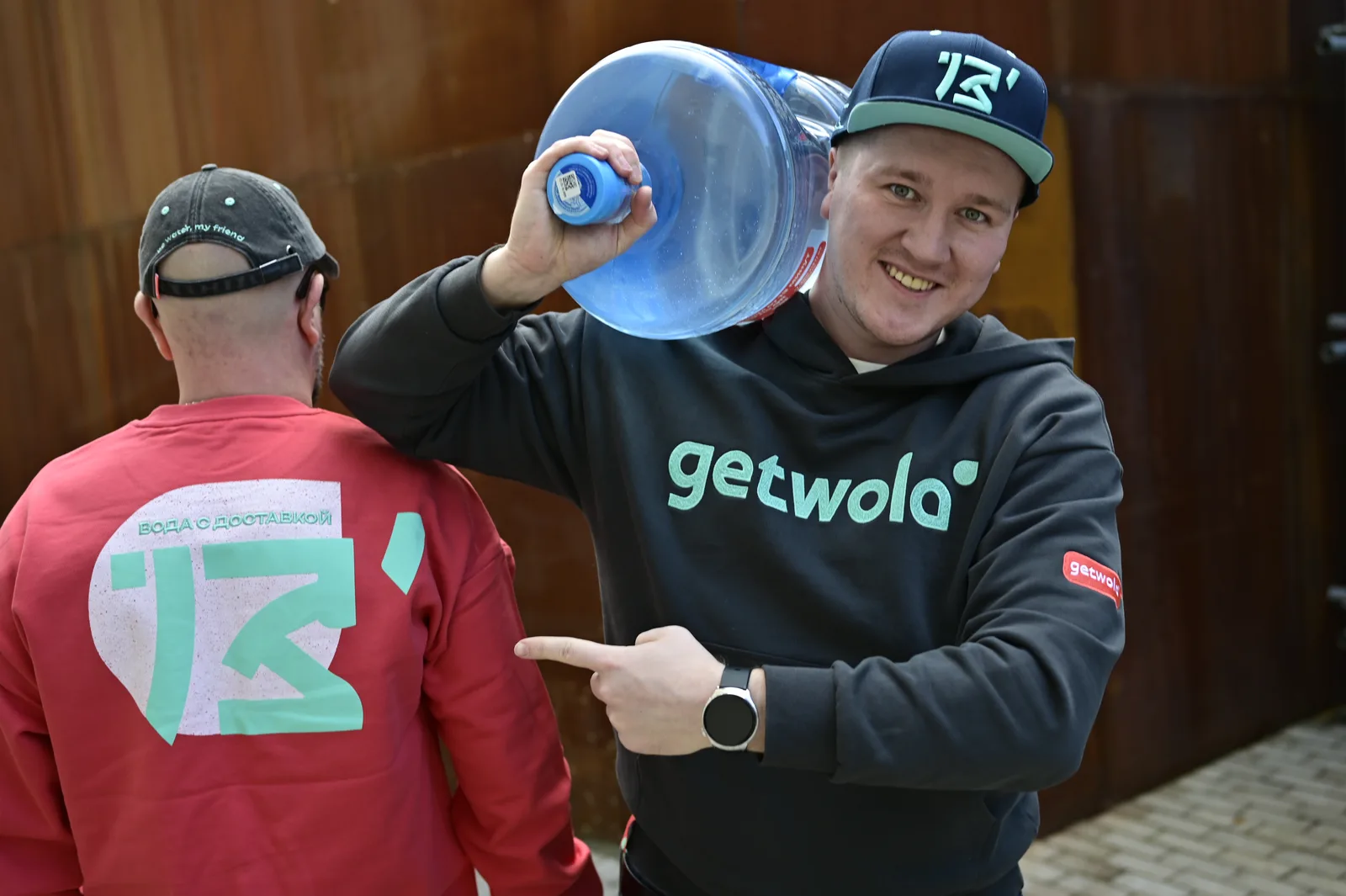 Курьер Getwola с бутылью 19 литров